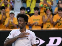 Alex de Minaur a Alexander Zverev posielajú Gaelovi Monfilsovi srdečné odkazy po jeho poslednom zápase v Acapulcu Foto Alfredo ESTRELLA / AFP cez Getty Images