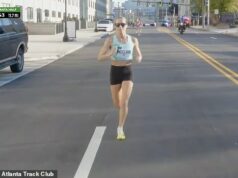 Americká dráhová hviezda kruto odmietla národný titul po tom, čo ju nešťastní úradníci omylom vybrali na nesprávnu cestu… predtým, ako súper ukradne výhru a cenu 20 000 dolárov Jess McClainová bola pripravená vyhrať majstrovstvá USA v polmaratóne, keď ju zviedli z omylu