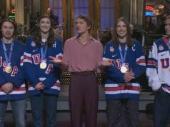 Americké hokejové hviezdy sa v monológu SNL s Connorom Storriem posmievajú Donaldovi Trumpovi kvôli pobúreniu zo zimných olympijských hier Conor Storrie privítal víťazov zlatých medailí z mužského a ženského hokejového tímu USA