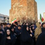 Americko-izraelské útoky na Irán, deň 2: Chameneí je zabitý, Irán odveta | Vysvetľujúce správy