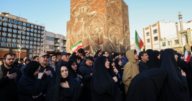 Americko-izraelské útoky na Irán, deň 2: Chameneí je zabitý, Irán odveta | Vysvetľujúce správy
