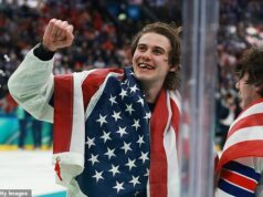 Americký hokejový hrdina Jack Hughes odhaľuje svoje plány na úsmev, ktorý vyhral zlatú medailu po tom, čo mu na zimných olympijských hrách vyrazili zuby Jack Hughes mal vyrazené zuby predtým, ako strelil gól USA, ktorý vyhral zlatú medailu