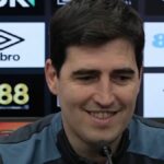 Andoni Iraola na tlačovej konferencii