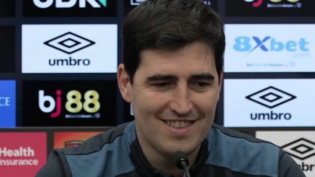 Andoni Iraola na tlačovej konferencii