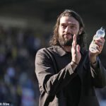Andy Carroll odštartoval svoju manažérsku kariéru perfektne, keď Dagenham & Redbridge porazili Torquay United vo svojom prvom zápase pod vedením