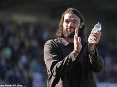 Andy Carroll si užíva vysnívaný štart manažérskej kariéry s KSI, ktorá ho sleduje – ako bývalá hviezda Liverpoolu vedie Dagenham & Redbridge k víťazstvu v prvom zápase, ktorý mal na starosti Andy Carroll odštartoval svoju manažérsku kariéru perfektne, keď Dagenham & Redbridge porazili Torquay United vo svojom prvom zápase pod vedením