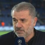 Ange Postecoglou hovorí do mikrofónu v Parc des Princes