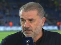 Ange Postecoglou odchádza z novej práce, keď bývalý šéf Tottenhamu tlmočí ostrý komentár Ange Postecoglou hovorí do mikrofónu v Parc des Princes