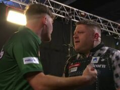 Anglické šípkové hviezdy CLASH na UK Open ako duo musia byť oddelené pred húkajúcimi fanúšikmi – po incidente so zakrvavenou rukou na svetovom šampionáte Charlie Manby (vľavo) a James Hurrell (vpravo) sa postavili proti sebe na UK Open