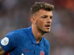 Anglicko Bena Whitea sa otočilo po uslzenom telefonáte a predčasnom odchode z majstrovstiev sveta Ben White z Anglicka počas medzinárodného priateľského zápasu medzi Anglickom a Švajčiarskom na štadióne Wembley 26. marca 2022 v Londýne v Anglicku.