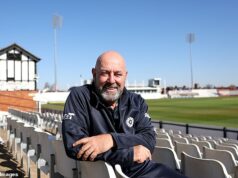 ‚Anglicko bude rešpektovať okresnú hru o niečo viac… dobre!‘: Šéf Northants DARREN LEHMANN o páde z jeho popolavej reči, fatálnej chyby, ktorá stála Anglicko Down Under a jeho majstrovského plánu dostať Saifa Zaiba do testovacieho mixu. „Myslím, že zistíte, že teraz bude lepšie spojenie medzi okresmi a ECB,“ hovorí hlavný tréner Northants Darren Lehmann.