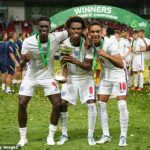 Chukwuemeka (uprostred) strelil druhý gól pri víťazstve Anglicka v predĺžení 3:1 nad Izraelom vo finále majstrovstiev Európy hráčov do 19 rokov v roku 2022