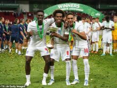 Anglicko stratilo vysoko hodnotenú bývalú hviezdu Chelsea v prospech medzinárodného rivala, pretože hráč pred majstrovstvami sveta zmenil vernosť napriek tomu, že v roku 2022 vyhral Euro do 19 rokov Chukwuemeka (uprostred) strelil druhý gól pri víťazstve Anglicka v predĺžení 3:1 nad Izraelom vo finále majstrovstiev Európy hráčov do 19 rokov v roku 2022