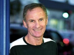 Anglický futbalový hrdina desaťročia tajne gay zo strachu, že „to nie je akceptované“ Bývalá stredná polovica Norwich City Tony Powell pózuje na Carrow Road s krátkym rukávom číslo 6