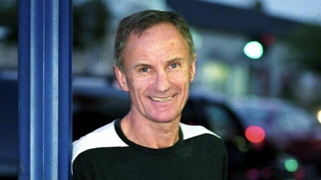 Bývalá stredná polovica Norwich City Tony Powell pózuje na Carrow Road s krátkym rukávom číslo 6