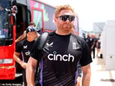 Anglický tréner Jonny Bairstow prosí o pomoc s kriketovým tímom uviaznutým v Dubaji uprostred iránskych dronov a rakiet Jonny Bairstow požiadal o pomoc pre svoj tím England Lions uprostred krízy na Blízkom východe