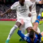 Antonio Rudiger vrazil svojmu súperovi koleno do tváre