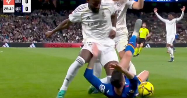 Antonio Rudiger vrazil svojmu súperovi koleno do tváre