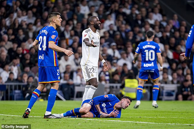 Antonio Rudiger unikol červenej karte za „jeden z najbrutálnejších faulov, Antonio Rudiger unikol červenej karte pri pondelkovej domácej prehre Realu Madrid 1:0 od Getafe