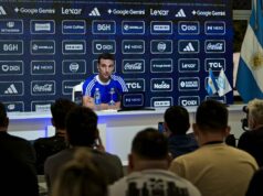 Argentínsky manažér sa zrúti v slzách, keď vyvoláva úder ACL Joaquína Panichelliho Argentínsky manažér sa zrúti v slzách, keď vyvoláva úder ACL Joaquína Panichelliho