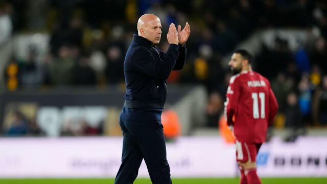 Arne Slot bol požiadaný o „hlúpe netaktiky“, keďže bol odhalený „arogantný“ kapitán
