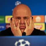 ISTANBUL, TURECKO – 10. MAREC: Arne Slot, manažér Liverpoolu, reaguje, keď hovorí pre médiá na pozápasovej tlačovej konferencii po zápase 16. kola Ligy majstrov UEFA 2025/26 medzi Galatasaray SK a Liverpool FC na ihrisku Ali Sami Yen Spor Kompleksi 10. marca 2026 v Istanbule v Turecku. (Foto Burak Kara - UEFA/UEFA cez Getty Images)