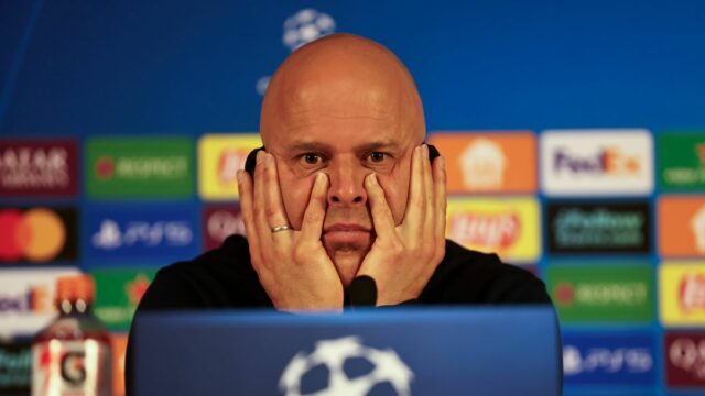 ISTANBUL, TURECKO – 10. MAREC: Arne Slot, manažér Liverpoolu, reaguje, keď hovorí pre médiá na pozápasovej tlačovej konferencii po zápase 16. kola Ligy majstrov UEFA 2025/26 medzi Galatasaray SK a Liverpool FC na ihrisku Ali Sami Yen Spor Kompleksi 10. marca 2026 v Istanbule v Turecku. (Foto Burak Kara - UEFA/UEFA cez Getty Images)