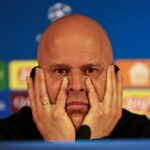 Manažér / hlavný tréner Liverpoolu Arne Slot vyzerá po zápase Premier League medzi Wolverhampton Wanderers a Liverpoolom v Molineux skleslo