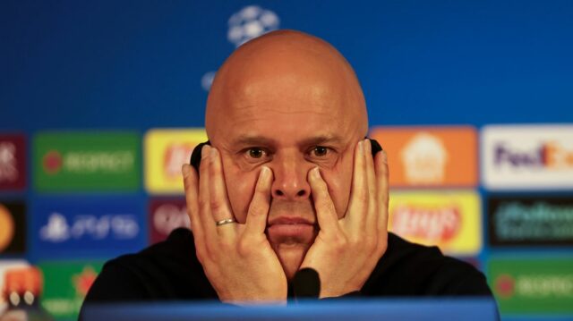 Manažér / hlavný tréner Liverpoolu Arne Slot vyzerá po zápase Premier League medzi Wolverhampton Wanderers a Liverpoolom v Molineux skleslo