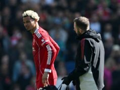 Arne Slot poskytuje informácie o zranení Huga Ekitikeho po tom, čo útočník Liverpoolu odskočil v Brightone Hugo Ekitike z Liverpoolu opúšťa ihrisko pre zranenie