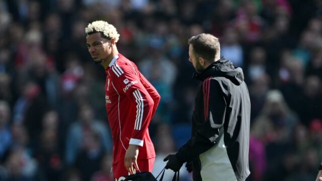 Hugo Ekitike z Liverpoolu opúšťa ihrisko pre zranenie