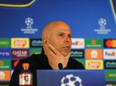 Arne Slot poukazuje na jednu osobu po prehre Liverpoolu s Galatasarayom ISTANBUL, TURKIYE - 10. marca: Hlavný tréner Liverpoolu Arne Slot hovorí počas tlačovej konferencie po zápase 16. kola play-off Ligy majstrov UEFA medzi Galatasarayom a Liverpoolom v RAMS Parku v Istanbule, Turkiye, 10. marca 2026. (Foto: Cem Tekkesinoglu/Anadolu)