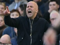 Arne Slot priznáva, že kocovina Liverpoolu v Premier League „veľmi bolí“, keďže obhajcovia titulu skĺzli k desiatej porážke v sezóne – a ponúka aktuálne informácie o Hugovi Ekitike v súvislosti so zranením. Arne Slot otvoril svoje sklamanie po sobotňajšej skvelej porážke Liverpoolu s Brightonom