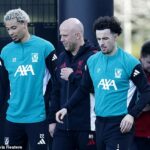 Arne Slot spustil vášnivú obranu svojho tímu po odstavení Jamieho Carraghera