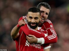 Arne Slot vylepšil svoj systém proti Galatasaray – a Mo Salah odohral svoj najlepší zápas v tejto sezóne. To je dôvod, prečo z Egypťana nová rola dostáva to najlepšie, maskuje jeho nedostatky… a dokonca by mohla predĺžiť jeho liverpoolsku kariéru, píše LEWIS STEELE Mo Salah (na snímke s kolegom strelcom Dominikom Szoboszlaiom) odohral proti Galatasarayu svoj najlepší zápas sezóny.