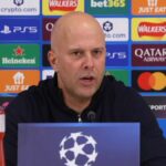 LIVERPOOL, ANGLICKO - 18. marca: Arne Slot, manažér Liverpoolu, prehovoril pre médiá na pozápasovej tlačovej konferencii po zápase 2. kola 16. kola Ligy majstrov UEFA 2025/26 medzi Liverpool FC a Galatasaray SK na Anfielde 18. marca 2026 v Liverpoole v Anglicku. (Foto: Alex Pantling – UEFA/UEFA cez Getty Images)