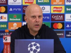 Arne Slot vysvetľuje svoju zúrivosť v zápase s Liverpoolom: „Musíme chrániť futbal“ LIVERPOOL, ANGLICKO - 18. marca: Arne Slot, manažér Liverpoolu, prehovoril pre médiá na pozápasovej tlačovej konferencii po zápase 2. kola 16. kola Ligy majstrov UEFA 2025/26 medzi Liverpool FC a Galatasaray SK na Anfielde 18. marca 2026 v Liverpoole v Anglicku. (Foto: Alex Pantling – UEFA/UEFA cez Getty Images)