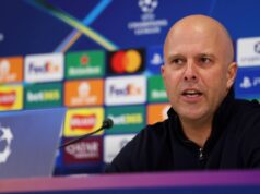 Arne Slot zrušil verdikt, keď Michael Owen vysvetľuje, kedy by sa Liverpool mohol rozhodnúť Tréner Liverpoolu Arne Slot počas tlačovej konferencie