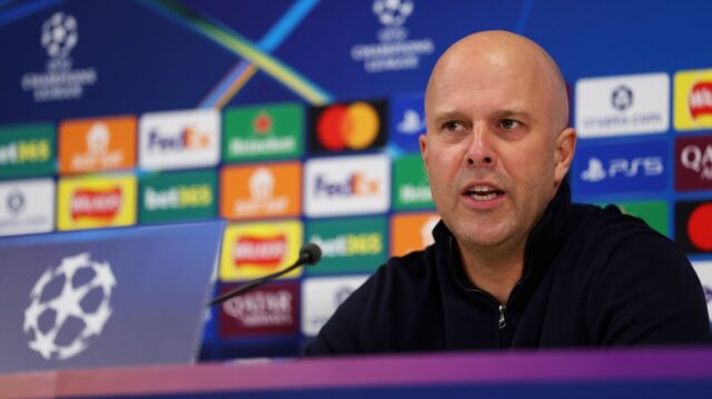 Tréner Liverpoolu Arne Slot počas tlačovej konferencie