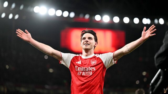 Arsenal bol vyhlásený za víťaza Ligy majstrov, keďže šesť odborníkov LONDÝN, ANGLICKO - 17. marca: Declan Rice z Arsenalu oslavuje strelenie druhého gólu svojho tímu počas zápasu osemfinále 2. kola Ligy majstrov UEFA 2025/20 medzi Arsenal FC a Bayer 04 Leverkusen na štadióne Arsenal 17. marca 2026 v Londýne v Anglicku. (Foto: Stuart MacFarlane/Arsenal FC cez Getty Images)