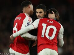 Arsenal cíti dych Man City na krku…ale udržal si nervy, aby prežili posledné minúty mučenia a vyprevadili Chelsea, píše OLIVER HOLT Nebol to klasický výkon od Arsenalu, ale proti Chelsea to zvládli
