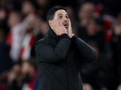 Arsenal dostal čerstvé bolesti hlavy zo zranení v nočnej more na zozname zranení 12 hráčov Mikela Artetu Mikel Arteta, manažér Arsenalu, reaguje počas zápasu osemfinále Ligy majstrov 2025/26 medzi Arsenal FC a Bayer 04 Leverkusen na štadióne Arsenal 17. marca 2026 v Londýne, Anglicko.