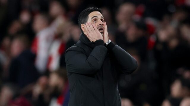 Arsenal dostal čerstvé bolesti hlavy zo zranení v nočnej more Mikel Arteta, manažér Arsenalu, reaguje počas zápasu osemfinále Ligy majstrov 2025/26 medzi Arsenal FC a Bayer 04 Leverkusen na štadióne Arsenal 17. marca 2026 v Londýne, Anglicko.