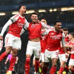 Ben White z Arsenalu oslavuje strelenie prvého gólu svojho tímu so spoluhráčmi Jurrienom Timberom, Gabrielom a Bukayom Sakom počas semifinálového zápasu Carabao Cupu medzi Chelsea a Arsenalom na Stamford Bridge 14. januára 2026 v Londýne v Anglicku.