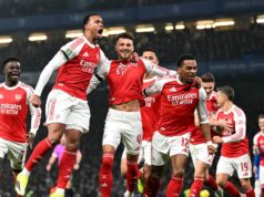 Arsenal dostal motiváciu v boji o titul v Premier League, keďže Mikel Arteta poslal posledné varovanie Carabao Cupu Ben White z Arsenalu oslavuje strelenie prvého gólu svojho tímu so spoluhráčmi Jurrienom Timberom, Gabrielom a Bukayom Sakom počas semifinálového zápasu Carabao Cupu medzi Chelsea a Arsenalom na Stamford Bridge 14. januára 2026 v Londýne v Anglicku.