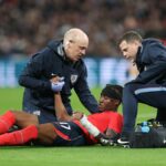 Angličan Noni Madueke utrpel zranenie počas medzinárodného priateľského zápasu medzi Anglickom a Uruguajom na štadióne Wembley 27. marca 2026 v Londýne v Anglicku.
