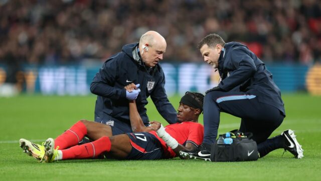 Angličan Noni Madueke utrpel zranenie počas medzinárodného priateľského zápasu medzi Anglickom a Uruguajom na štadióne Wembley 27. marca 2026 v Londýne v Anglicku.
