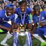 Kurt Zouma z Chelsea, Michy Batshuayi z Chelsea a N'Golo Kante z Chelsea pózujú s trofejou Preimer League po zápase Premier League medzi Chelsea a Sunderlandom