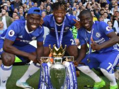 Arsenal ma dosť nechcel, namiesto toho som podpísal Chelsea a vyhral som všetko. Kurt Zouma z Chelsea, Michy Batshuayi z Chelsea a N'Golo Kante z Chelsea pózujú s trofejou Preimer League po zápase Premier League medzi Chelsea a Sunderlandom