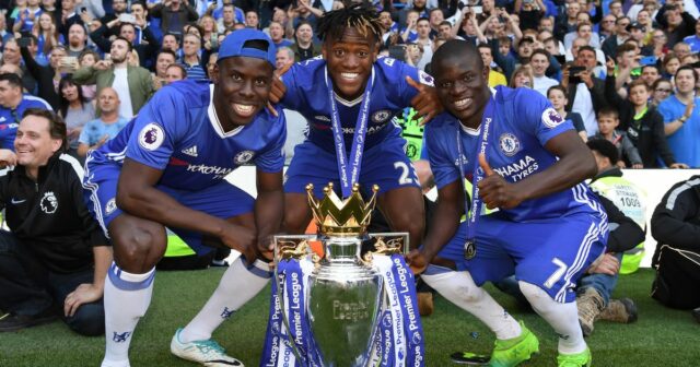 Arsenal ma dosť nechcel, namiesto toho som podpísal Chelsea a Kurt Zouma z Chelsea, Michy Batshuayi z Chelsea a N'Golo Kante z Chelsea pózujú s trofejou Preimer League po zápase Premier League medzi Chelsea a Sunderlandom